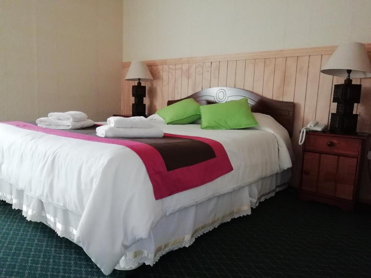 Hostal Los Pinos Пуерто-Наталес Екстер'єр фото