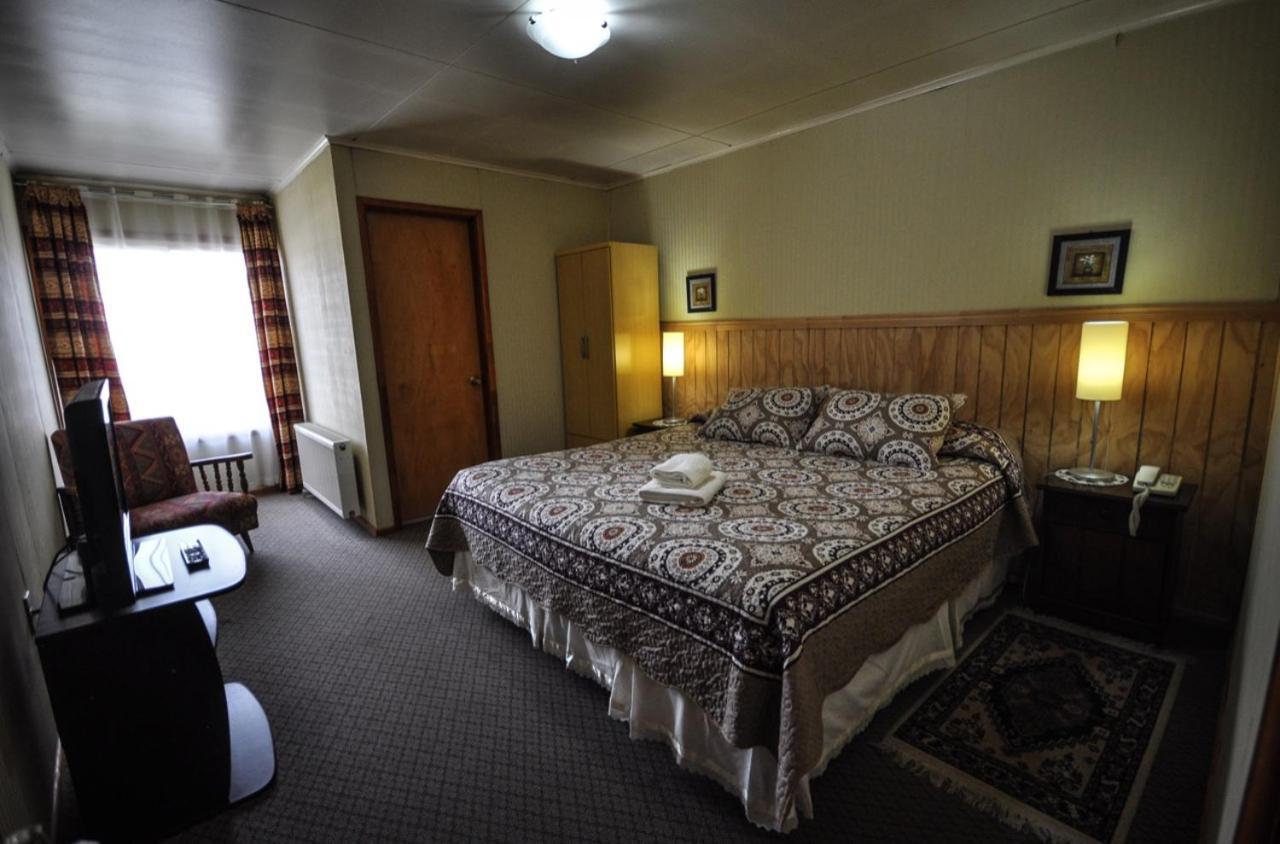 Hostal Los Pinos Пуерто-Наталес Екстер'єр фото
