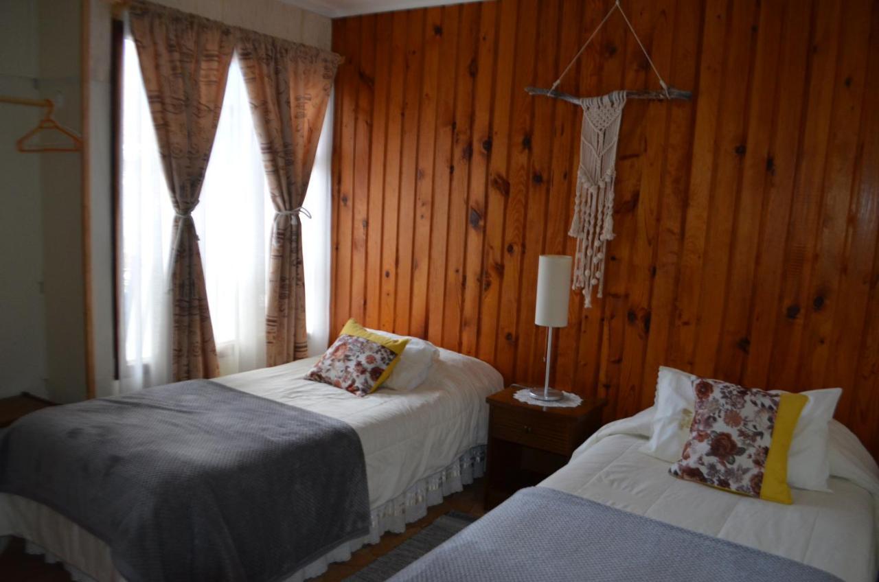 Hostal Los Pinos Пуерто-Наталес Екстер'єр фото