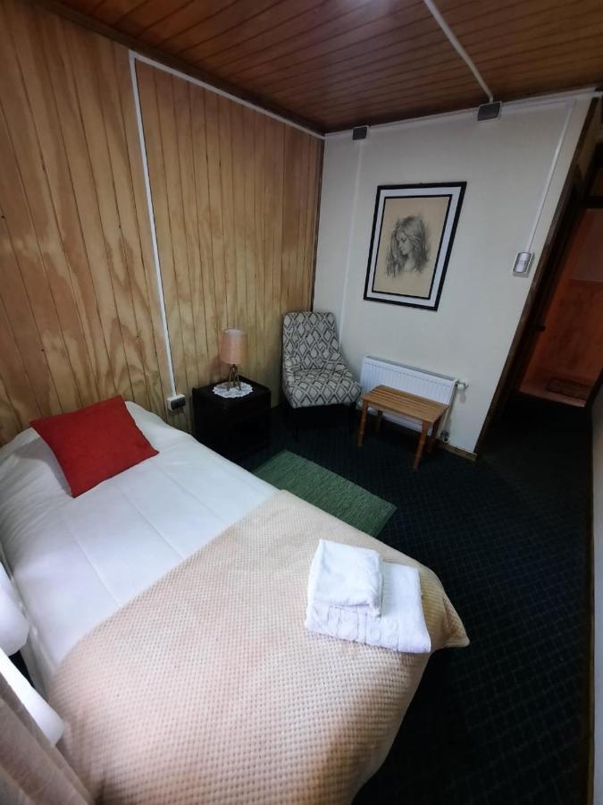 Hostal Los Pinos Пуерто-Наталес Екстер'єр фото
