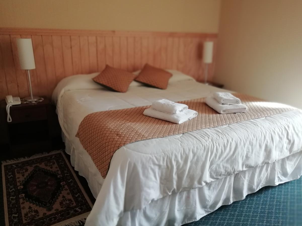 Hostal Los Pinos Пуерто-Наталес Екстер'єр фото