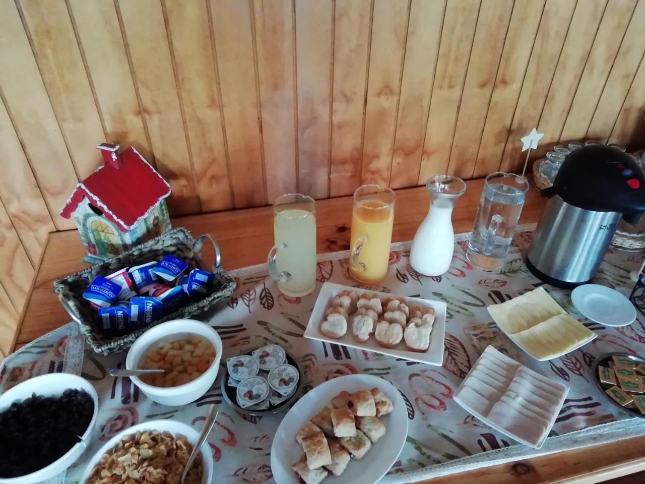 Hostal Los Pinos Пуерто-Наталес Екстер'єр фото